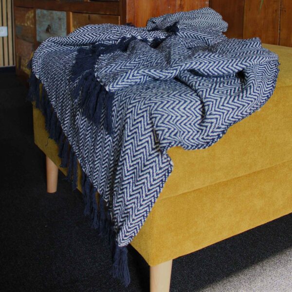 bG9jYWw6Ly9tZWRpYS8xSi9HQy82MFIzMEMxRzZSV0tHQzFKLzAzMzM3ZWU4LmpwZWc.jpg Boho Comfort Plaid - Marineblauw Zigzag